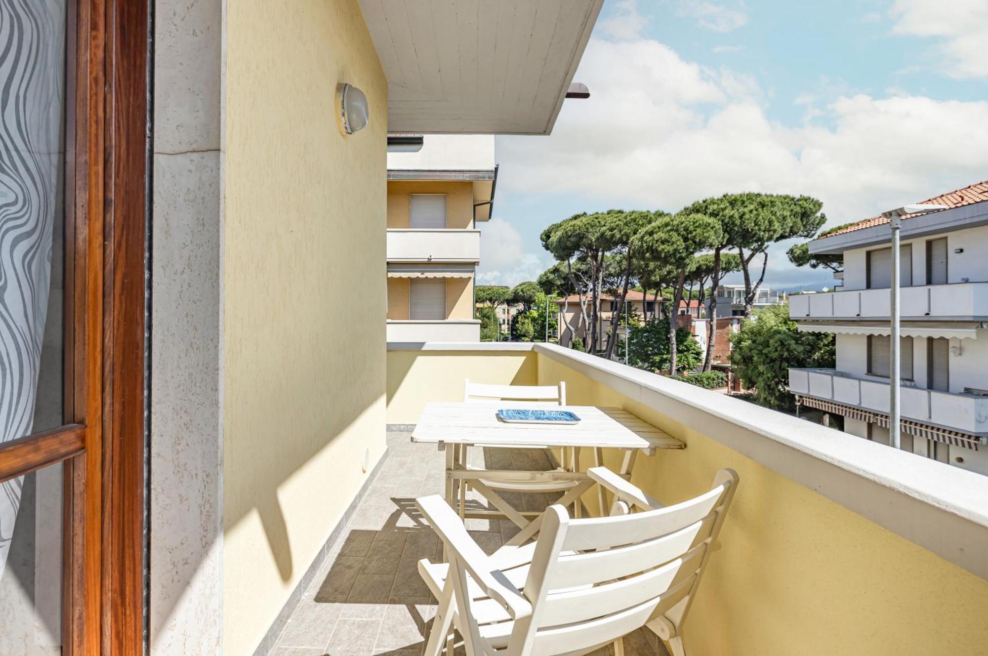 Comfy Apartment With Private Parking Near The Beach! В'яреджо Екстер'єр фото
