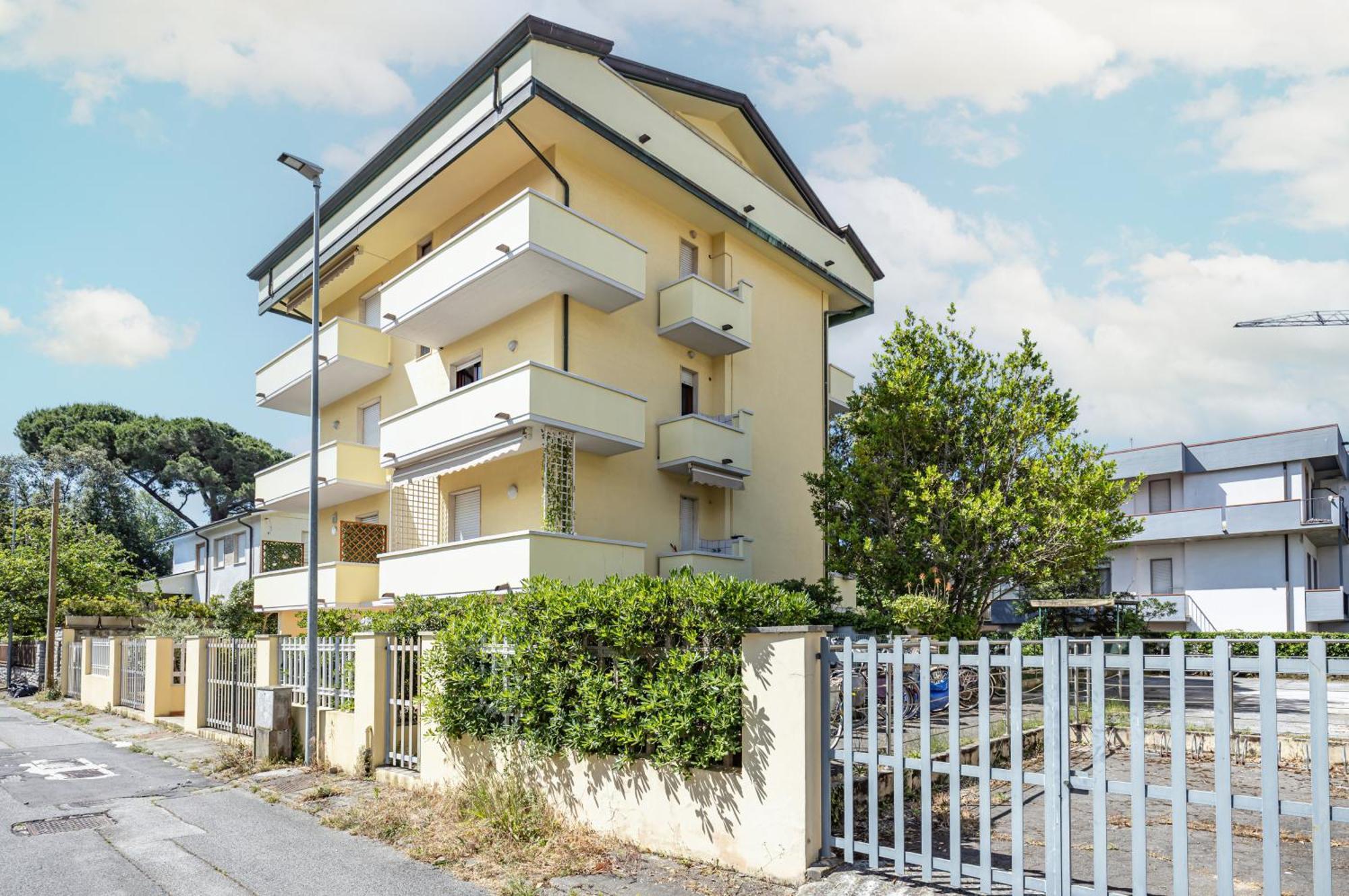Comfy Apartment With Private Parking Near The Beach! В'яреджо Екстер'єр фото